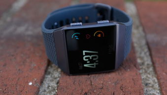 Fitbit新款智能手表与蓝牙耳机 亮点纷呈，引领智能穿戴新潮流